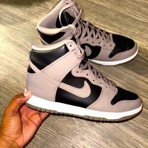 Nike Dunks- New
Worn only once. Size 9